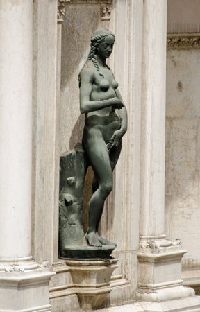 Statue of the biblical character Eve sculpted by the Renaissance artist Antonio Rizzo and on public display on an exterior wall of the Doge's Palace, Venice, Italy.のeditorial素材