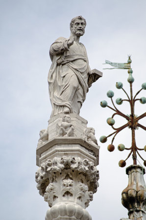 Statue of Saint Mark on the roof of the Doge's Palace in Venice, Italy.のeditorial素材