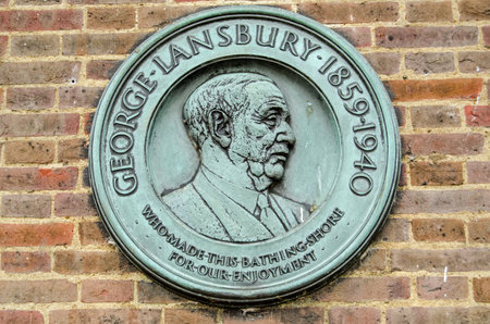 LONDON, UK - SEPTEMBER 14, 2018:  Memorial plaque to the former Labour Party leader George Lansbury who as Minister of Works was involved in creating the Serpentine lake and swimming facilities in Hyde Park, London.  His granddaughter is the actress Angelのeditorial素材