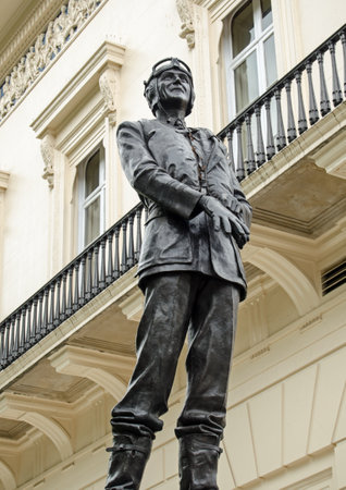 Monument statue to the late Air Chief Marshall Keith Park who led the RAF's Fighter Command during the Battle of Britain in World War II.  Sculpted by Les Johnson the statue is on public display next to the Athenaeum Club in Waterloo Place in the St Jamesのeditorial素材
