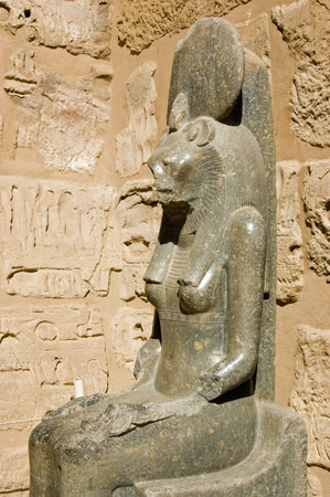 A large marble statue of the ancient egyptian goddess sekhmet. This lioness faced goddess statue is at the temple of Medinet Habu on the West bank of the Nile at Luxor, Egyptのeditorial素材
