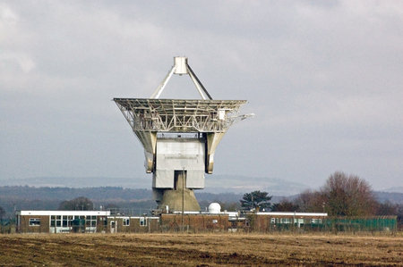 The large radar dish at the meteorological centre at Chilbolton Observatory near Stockbridge in Hampshire.のeditorial素材