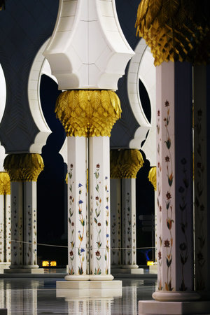 View of the Sheikh Zayed Grand Mosqueâs vast courtyard at dusk.の写真素材