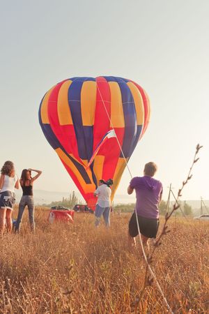 SEVASTOPOL, UKRAINE - 12 August: lifting balloons before starting, International Balloon Festival Montgolfeerie, August 12, 2010 in Sevastopol, Ukraine.のeditorial素材