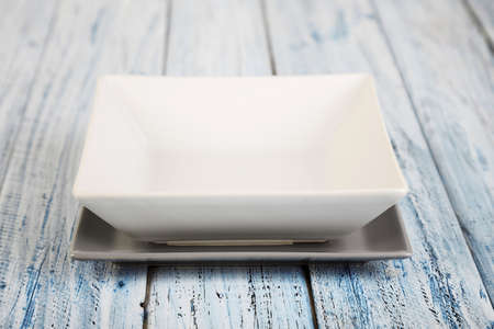 empty square plate on a wooden backgroundの写真素材