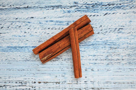 brown cinnamon sticks on light wooden table top viewの写真素材