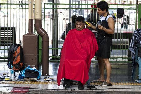 BANGKOK, THAILAND - September 13, 2017: People get a Free haircuts volunteers at Hua Lamphong Railway Station every holiday.のeditorial素材