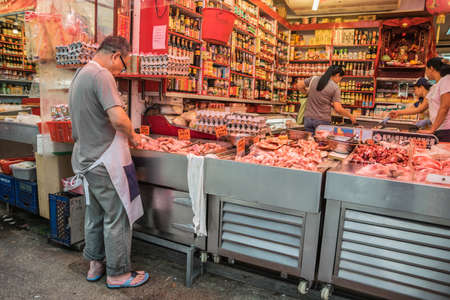HONG KONG, CHINA - NOV 23 2015: Street vendors and Food in Hong Kong, Chinaのeditorial素材