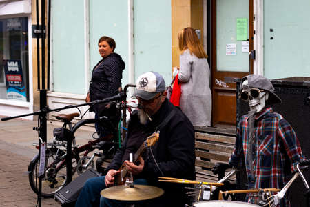 rhythm and blues The Dead Beats street entertainers with mechanical drummer entertaining the shoppersのeditorial素材