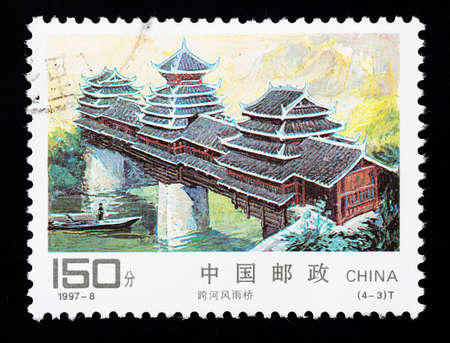 CHINA - CIRCA 1997: A Stamp printed in China shows a traditional covered bridge, circa 1997の写真素材