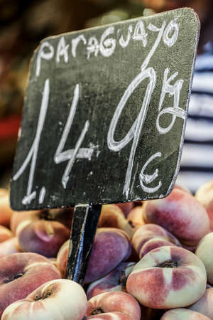 Ripe peaches at grocery with price labelの写真素材