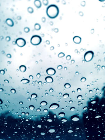 Water drops on glassの素材