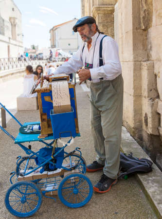 Arles, France - JUNE 18: Man Playing On Street Organ JUNE12, 2018 in Arles, Franceのeditorial素材