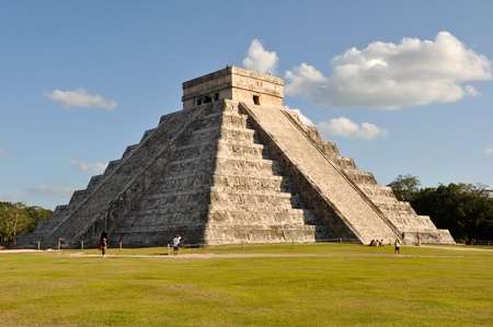 CHICHEN ITZA, MEXICO - FEBRUARY 21: Tourists visit the Mayan pyramid on February 21, 2011 in Chichen Itza, Yucatan, Mexicoのeditorial素材