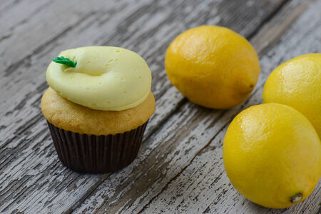 Lemon Cupcakes with Fresh Lemonsの写真素材