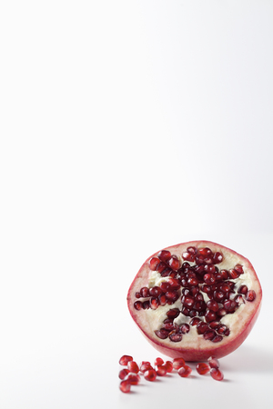 Close-Up Beauty Shot Of A Pomegranate And Seedsの写真素材