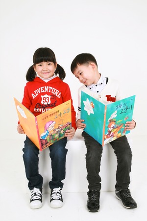 Asian mom and child - isolated on whiteのeditorial素材