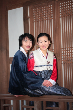 Newlyweds in Korean traditional clothes, Hanbokの写真素材