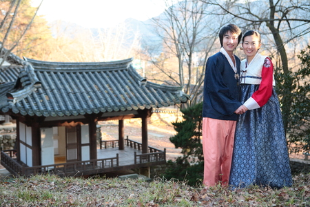 Newlyweds in Korean traditional clothes, Hanbokの写真素材