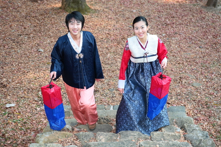 Newlyweds in Korean traditional clothes, Hanbokの写真素材