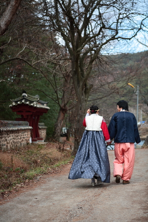 Newlyweds in Korean traditional clothes, Hanbokの写真素材