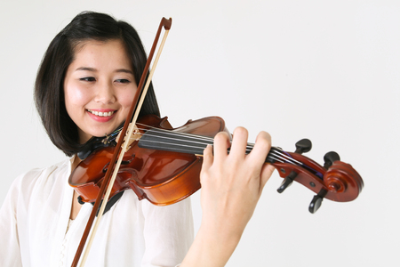 Close up shot of a female violinist playing the violinの写真素材