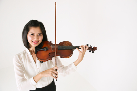 A female violinist playing the violinの写真素材