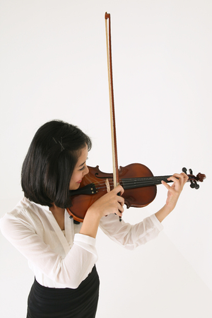 Side shot of a female violinistの写真素材
