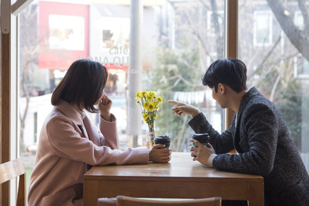 Asian couple dating in coffeeshop - talking/converstaion with coffeeのeditorial素材