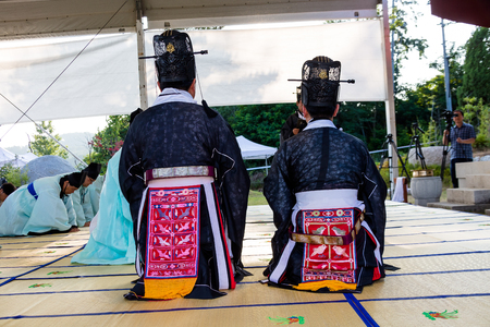 Korea Danoje - Korean men in Hanbok bowing to the altarのeditorial素材