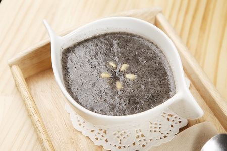 Korean food collection photo_Black Sesame Porridge, black gruel with pine nut decoration 5