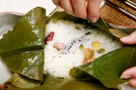 Korean food collection photo_This lotus White rice in bowl top view wrapped in greの写真素材