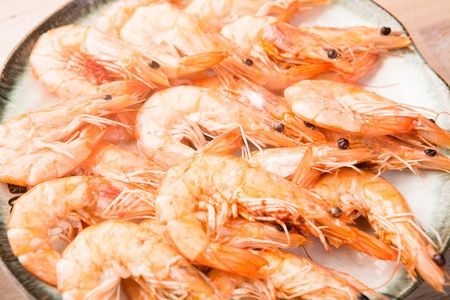 Steamed shrimps on plateの写真素材