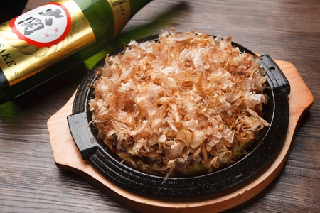 Okonomiyaki, Japanese style pancakes with bonitosのeditorial素材