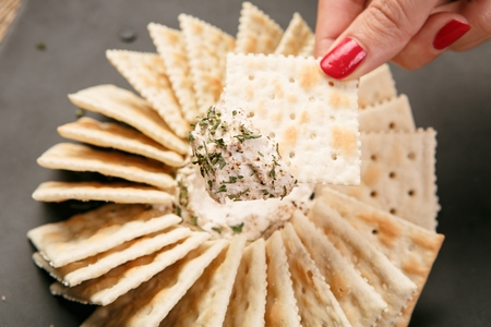 cheese canapÃ©, cheese on crackersの写真素材