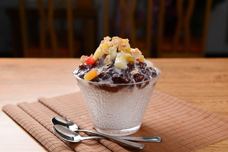 Korean Bingsu, Adzuki beans ice flakes with syrupの写真素材
