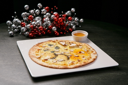 four cheese quattro formaggi pizzaの写真素材