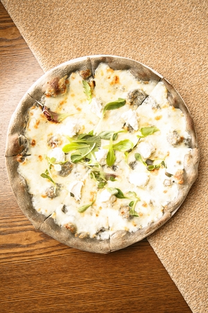 gorgonzola cheese pizza