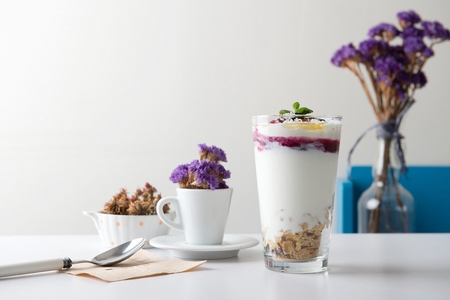 frozen yogurt with berries and mint with dried flowers in the backgroundの写真素材