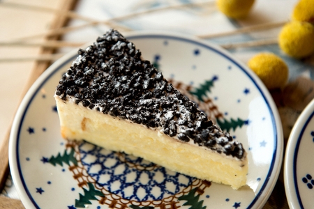 oreo cheesecake on christmas plate