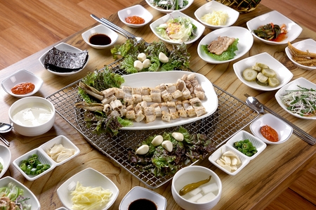 Bisque fired eels and side dishes on tableの写真素材