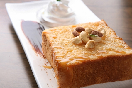 Honey butter bread with honey syrup, butter and almonds, with whipped cream