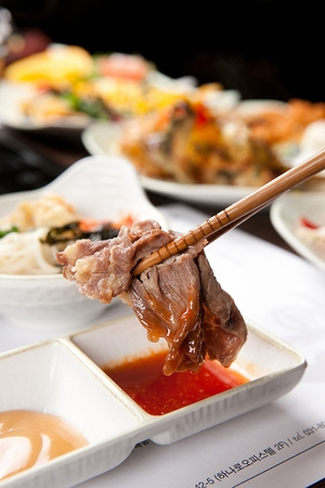 Shabu-shabu, thinly sliced beef and vegetables slightly parboiled in boiling brothの写真素材