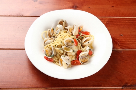 Vongole pasta on round plateの写真素材