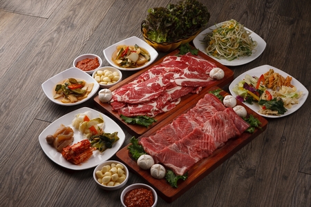 Beef sirloin, beef ribs, kimchi, garlic, sauce, lettuce, seasoned green onions, side dishes, saladの写真素材