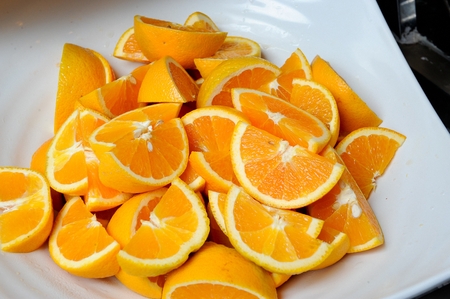 Sliced oranges on rectangular plate, close-upの写真素材