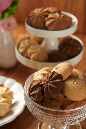 Butter cookie and chocolate butter cookie in transparent glass plateの写真素材