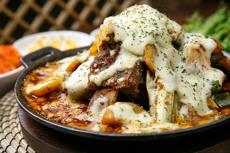 Braised beef short ribs with cheese, in potの写真素材