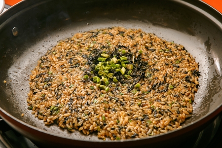 Stir-fried rice with chives and dried seaweed powder, made on iron plateの写真素材
