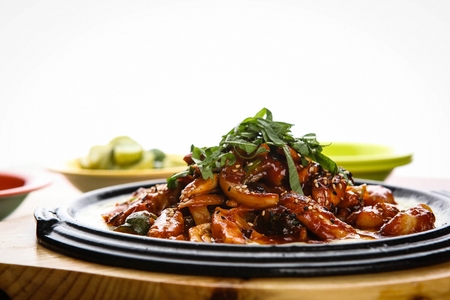 Stir-fried chicken and cheese with perilla leaves, on iron plate